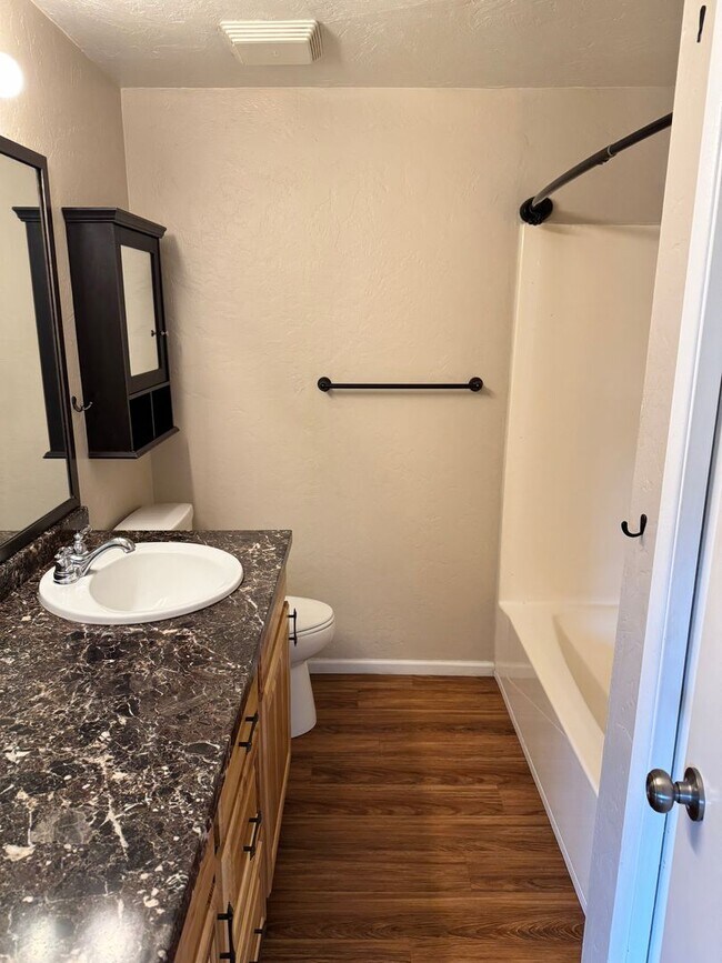 Building Photo - Updated 2 bed 1 bath duplex in Springfield!