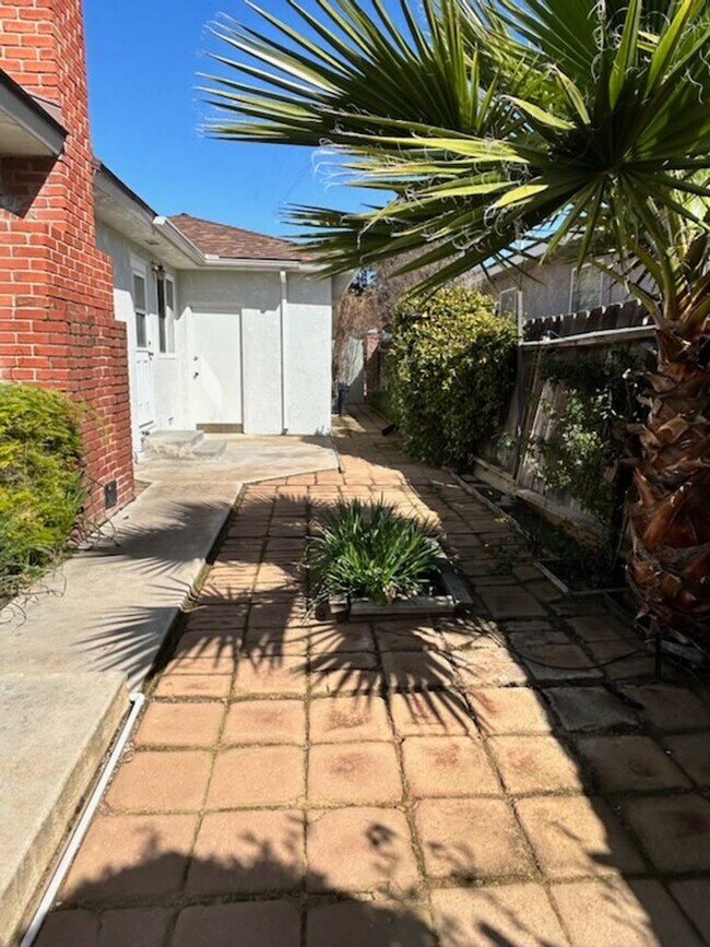 Building Photo - 749 E Wrenwood Ln