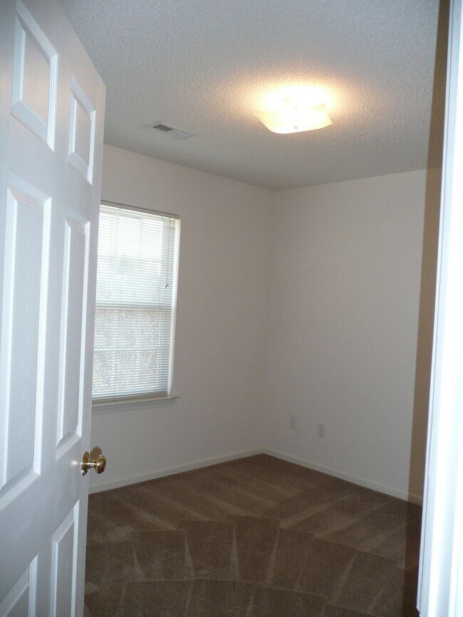 Building Photo - 147 Springwood Ln