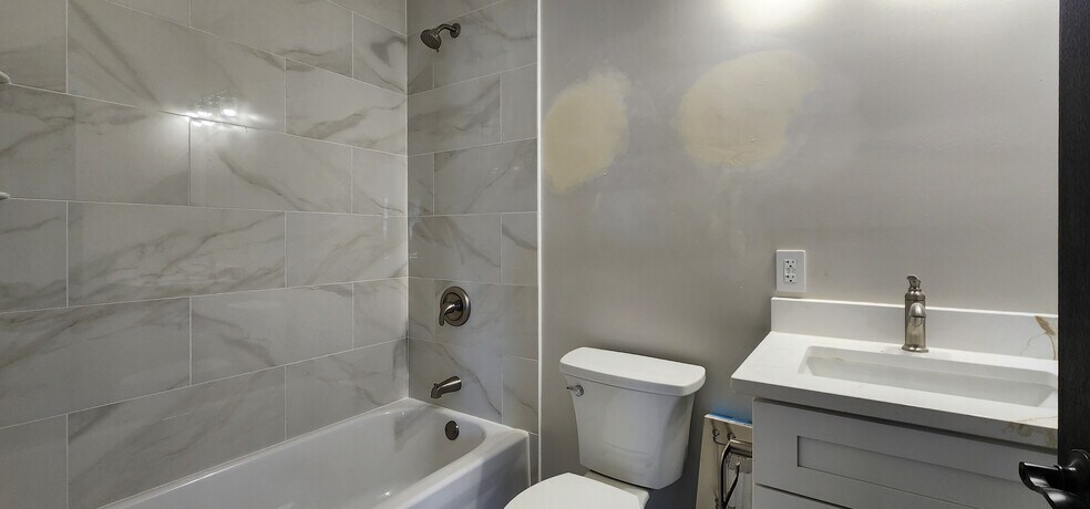 Building Photo - 2552 S Central Park Ave