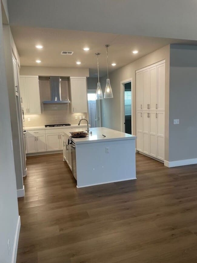 Building Photo - Serene View Road