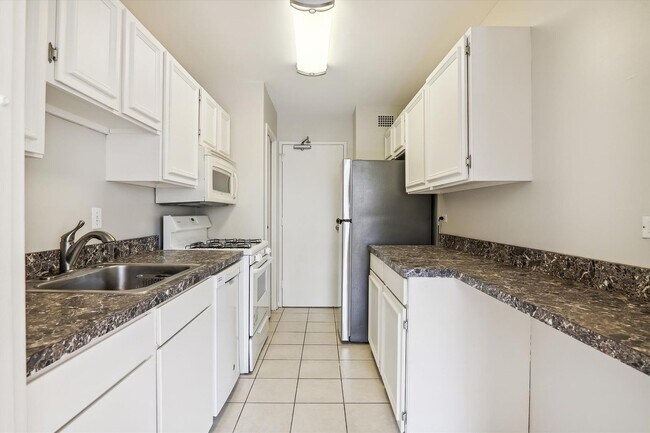 Building Photo - Spacious 1br/1bth Condo minutes from Downtown Silver Spring!