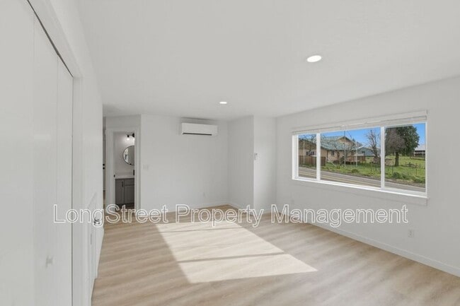 Building Photo - 810 S 19th St