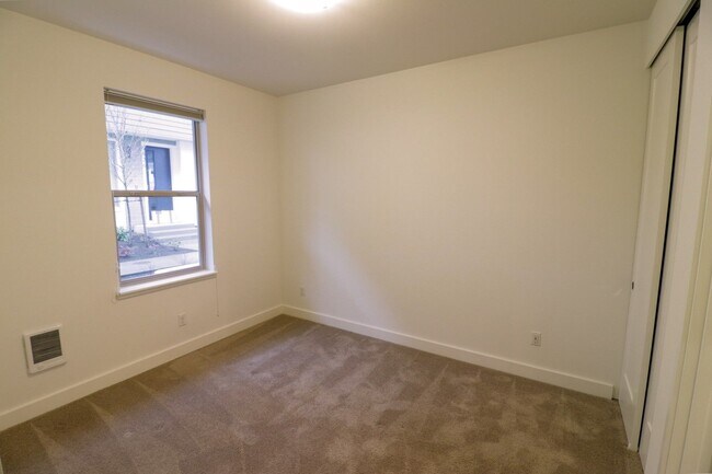 Building Photo - 4bd/3ba Newcastle House