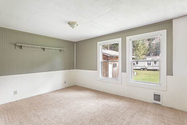 Building Photo - 208 B St