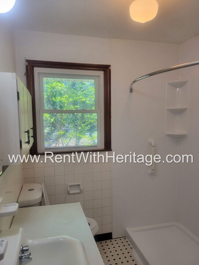 Building Photo - GRAMPA'S BUNGELOW - AWESOME BRICK RANCH WITH FULL UNFINISHED BASEMENT / GREAT LOCATION