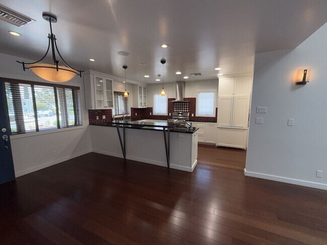 Building Photo - Burbank Hillside 3brm, 3bath Residence.