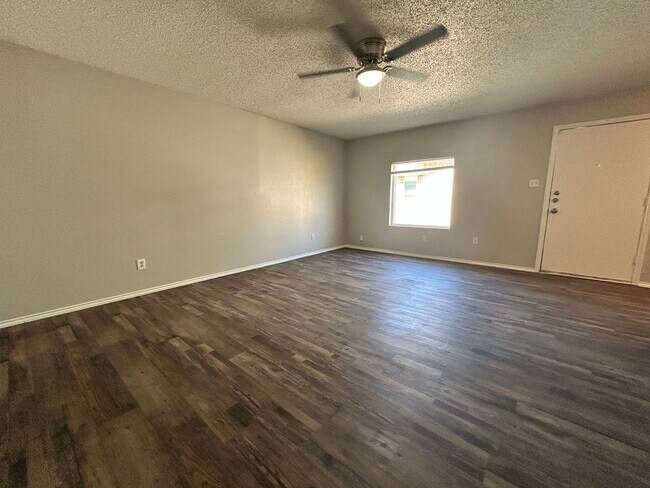 Building Photo - 9603 Elmwood Ave