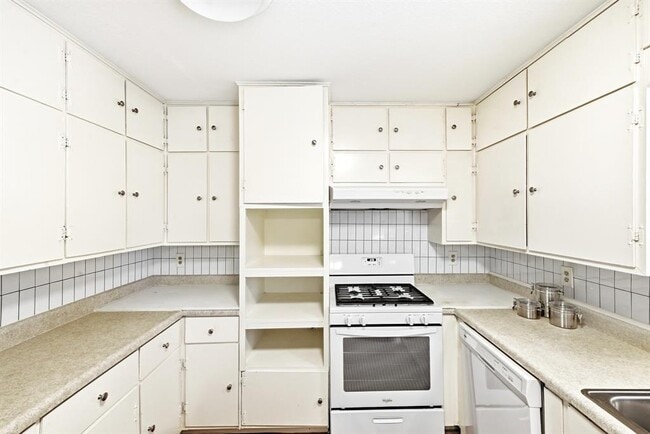 Building Photo - 8204 Exmoor Dr