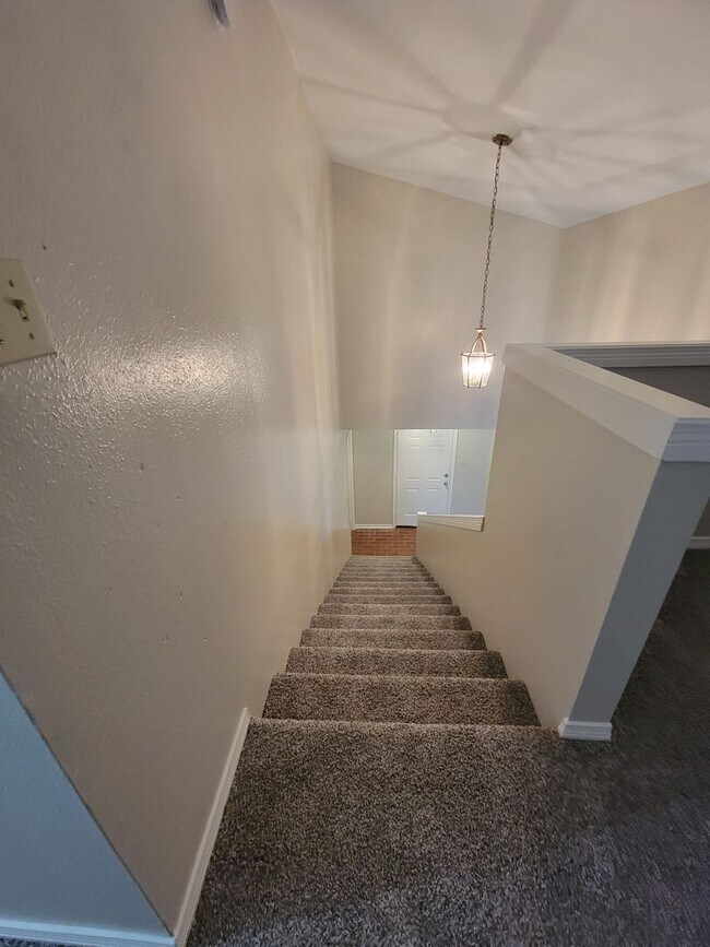 Building Photo - 4 Bedroom 2 bathroom