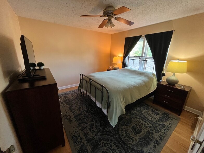 Bedroom 2 - 3508 S Pine Ave