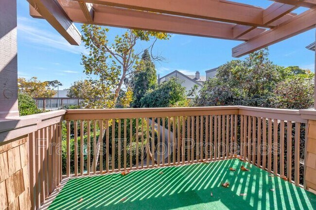 Building Photo - 8840 Villa La Jolla Dr