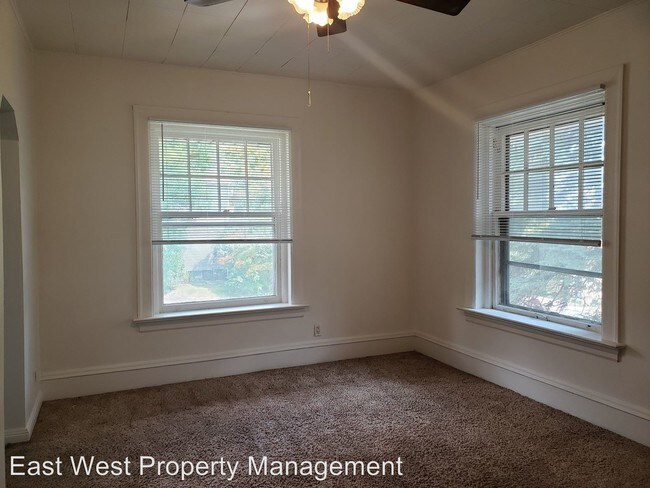 Building Photo - 1529 E 2nd St