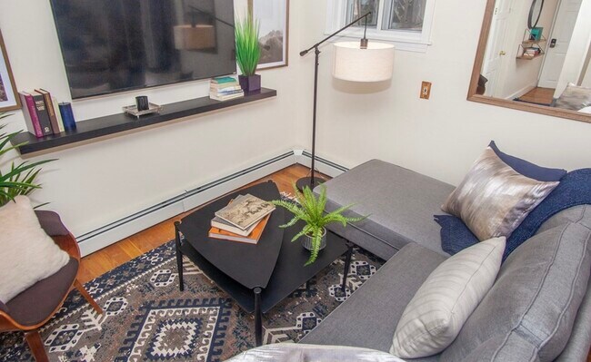 Building Photo - 2 Buckingham St