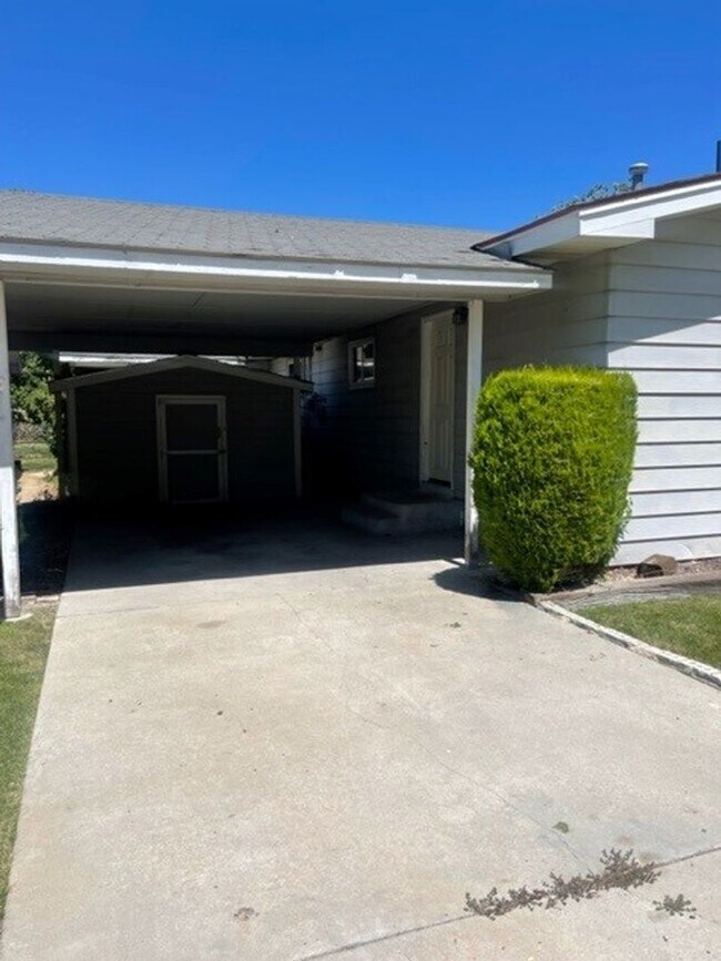 Building Photo - 2 bedroom 1 bathroom Move-in Ready!