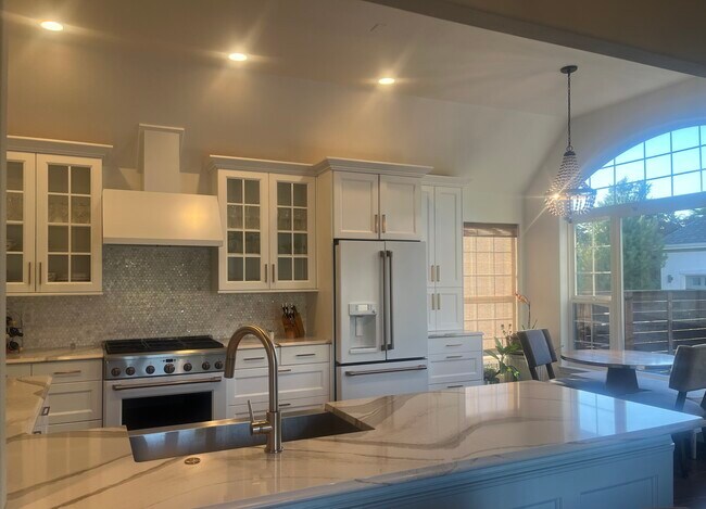 Building Photo - 648 E Maberry Dr