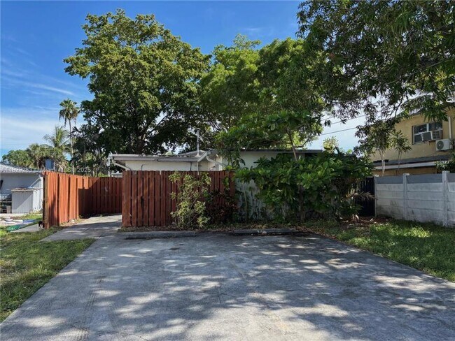 Building Photo - 1 bedroom in Dania FL 33004