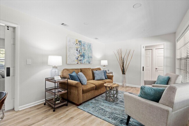 Building Photo - 2425 Bruce Ln