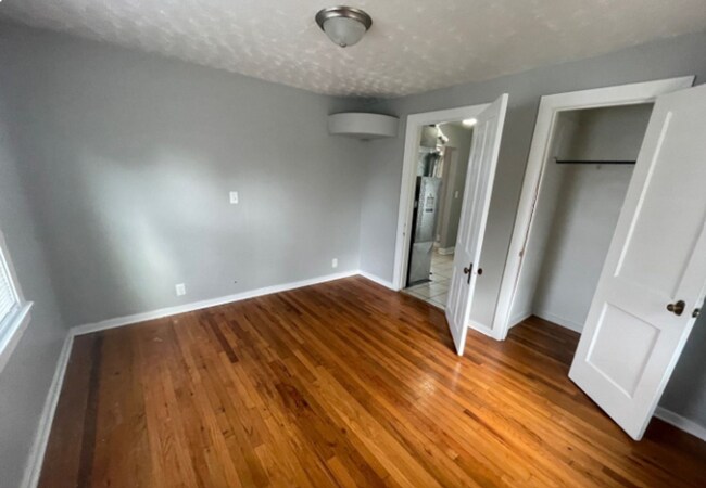 Building Photo - Charming 2BR Home with 1-Car Attached Garage, Hardwood Floor, and Washer/Dryer Provided!