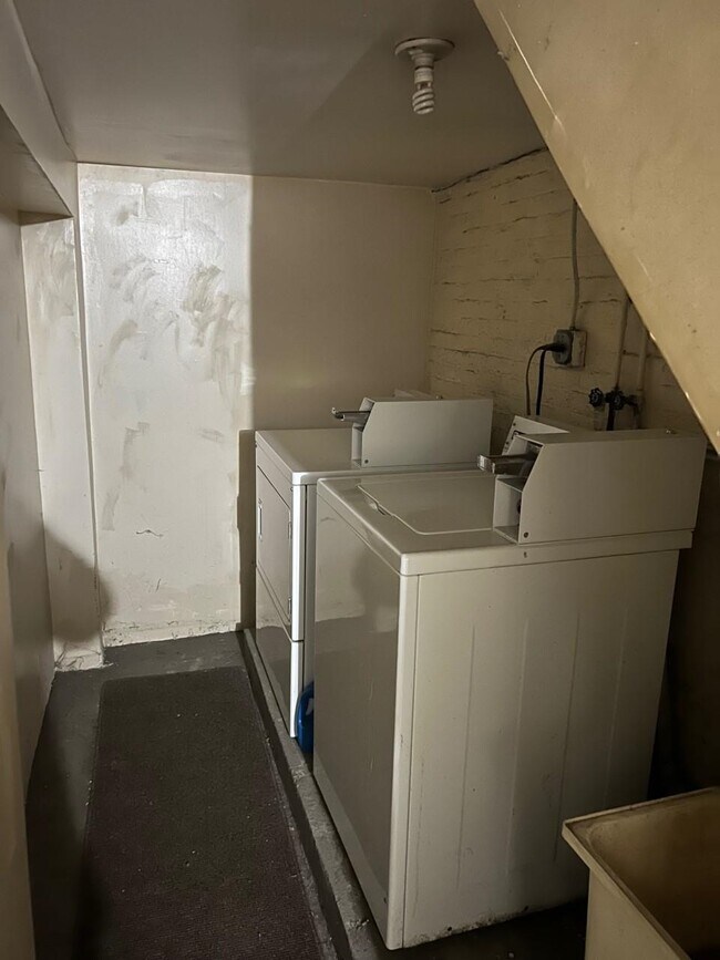 Building Photo - 314 York St