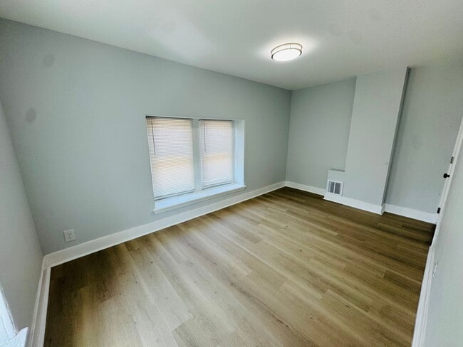 Building Photo - Remodeled 4bd/2 bath Home with Rear yard!!...
