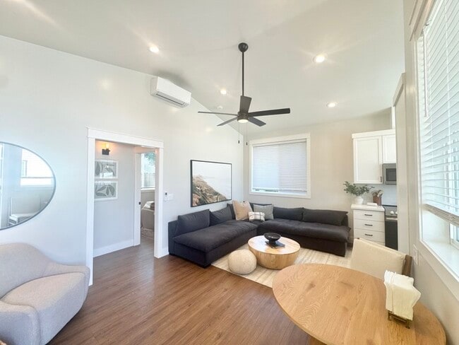 Building Photo - Adorable and updated furnished home in Fol...