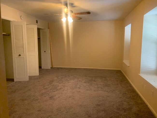 Building Photo - Beautiful Condo in Normandy Village. All u...