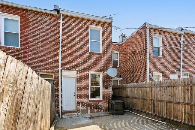 Building Photo - 2843 Pelham Ave