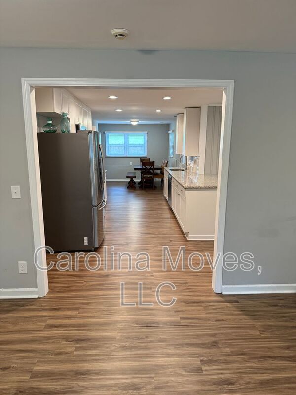 Building Photo - 16 Flower Dr