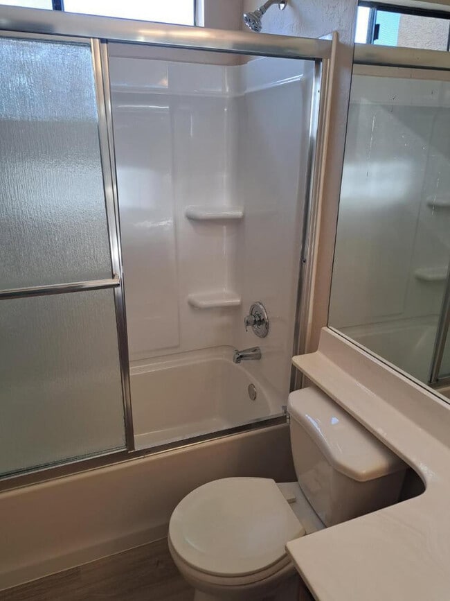 Building Photo - 1443 E Vaughn Ave