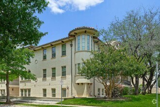 Building Photo - Luxury Highland Park Condo with gas and water