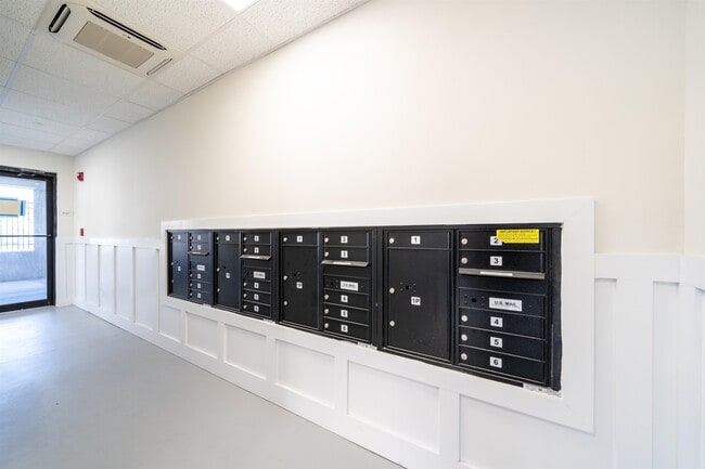 Building Photo - 162-170 S Orange Ave