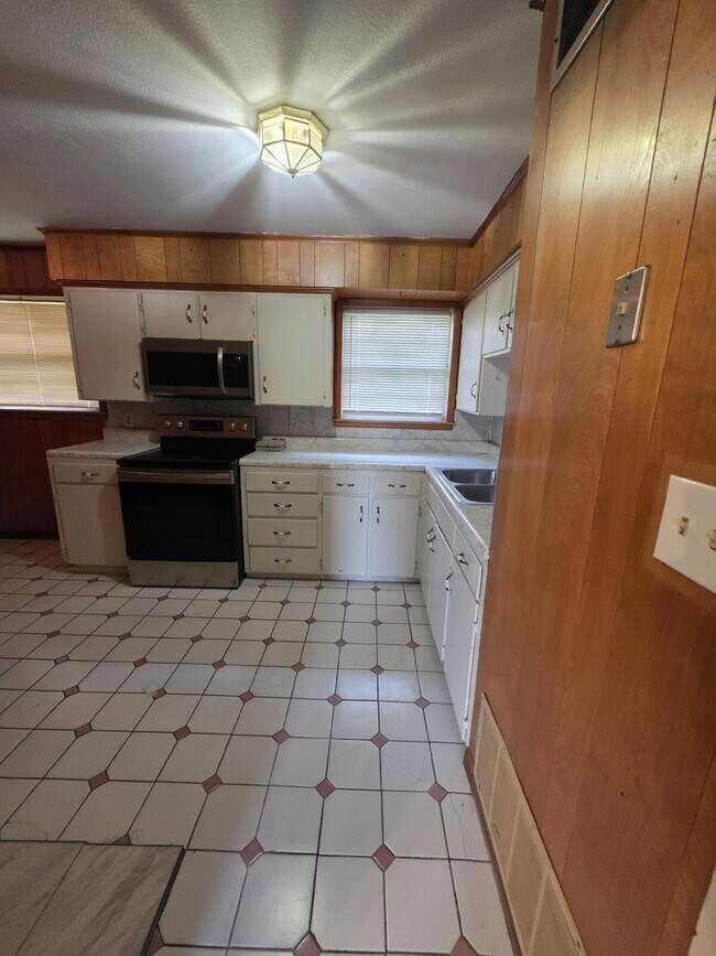 Building Photo - Recently Renovated - 3 Bedroom 2 Bath Home!
