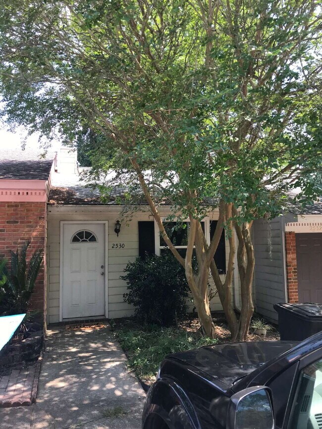 Building Photo - Spacious 1 BR 1 BA Available in July!