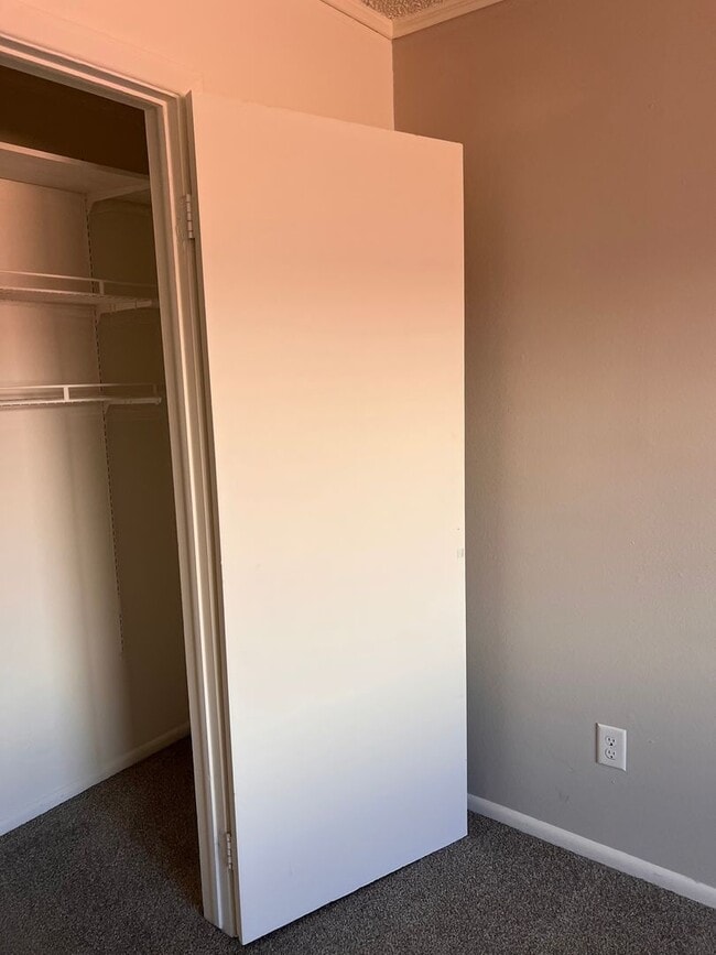 Building Photo - Spacious Three Bedroom Townhome in Westmin...