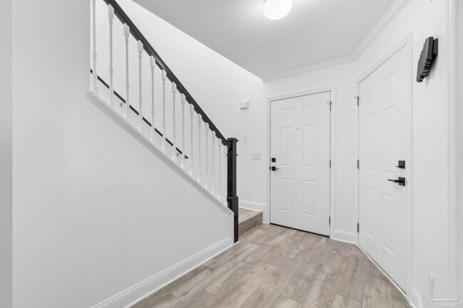 Building Photo - 707 Majestic Dr