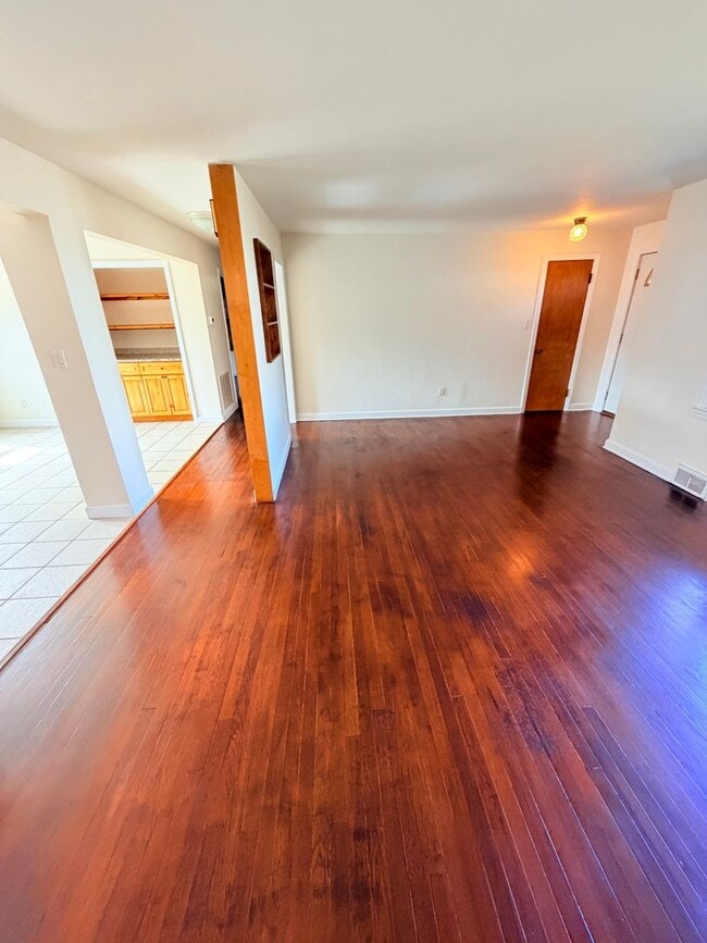 Building Photo - 3 Bed, 2 Bath Pet Friendly Downtown Asheville Location, Available Now - Lawn Care Included!