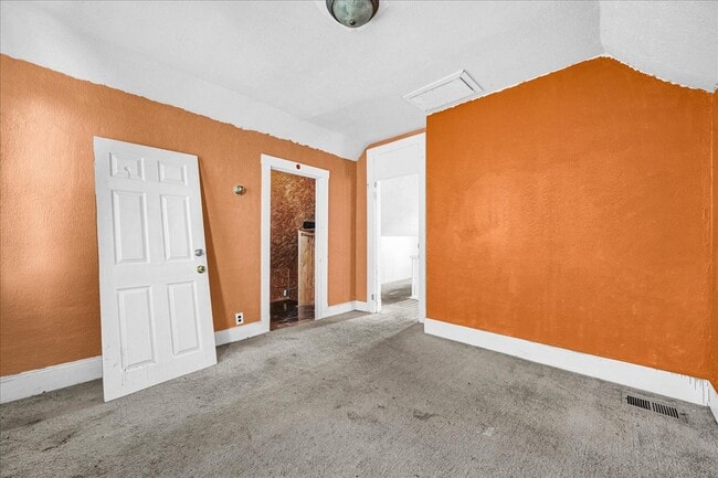 Building Photo - 102 N Cedar Ave