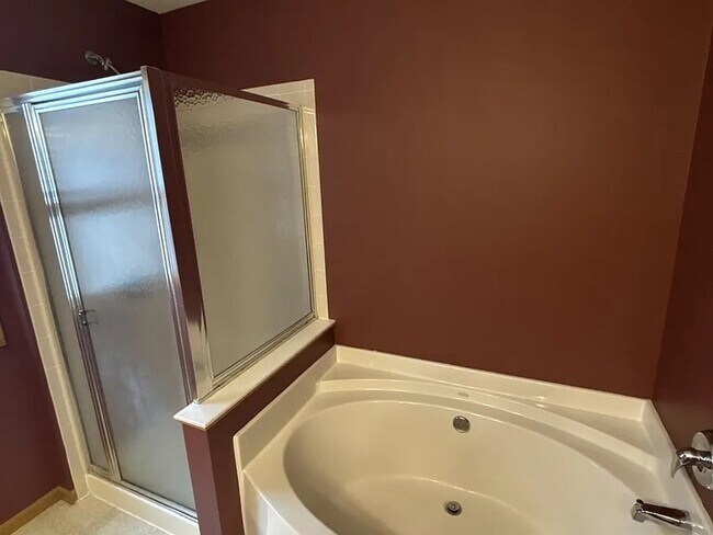 Building Photo - 8629 Fernbrook Dr