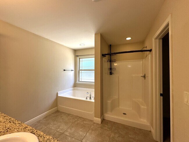 Building Photo - 516 Grand Ridge Dr