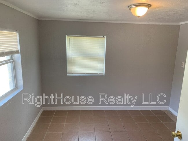 Building Photo - 135 2nd Eloise St N