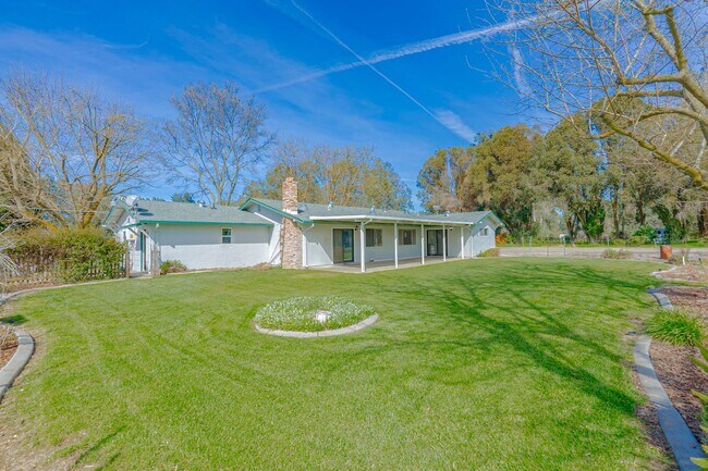 Building Photo - 25265 Carlsbad Ave