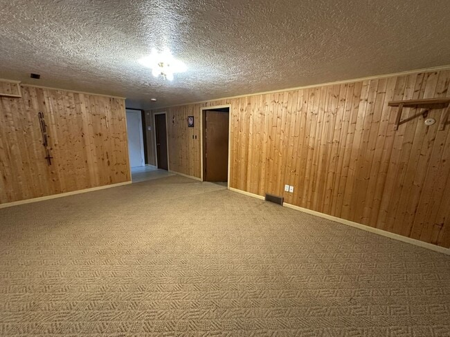 Building Photo - $1,800 - 3 Bed 2 Bath Home