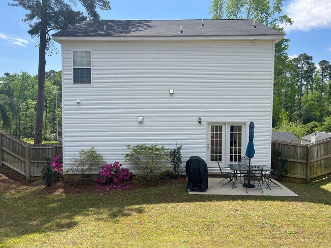 Building Photo - 613 Pershing Dr