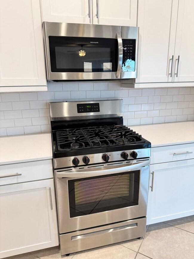 Building Photo - Beautiful Single Level Home Near Verrado!