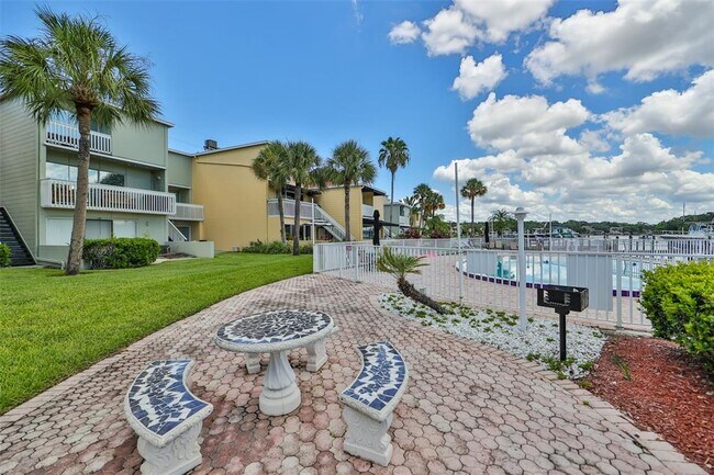 Building Photo - 2424 W Tampa Bay Blvd