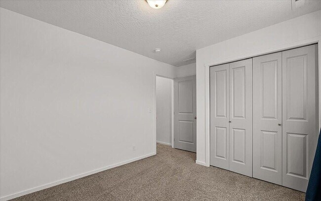Building Photo - Great Location, Single Family Home, Post F...