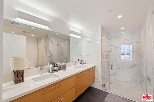 Building Photo - 820 S Sherbourne Dr