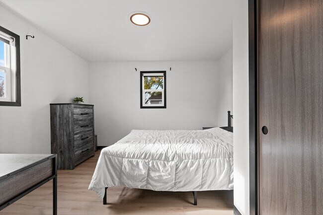 Building Photo - 2804 W Spencer St