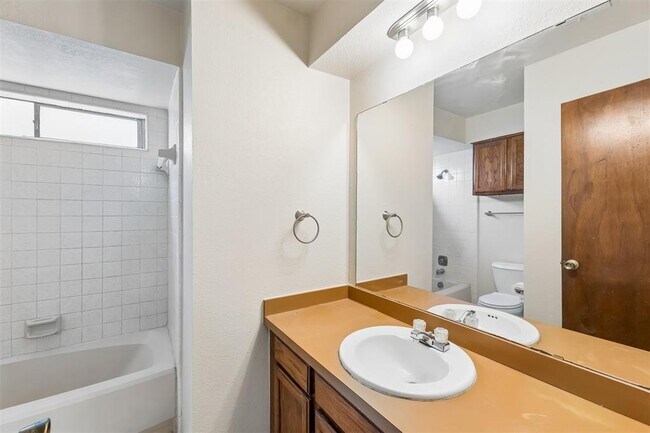 Building Photo - 208 Hudson Pl